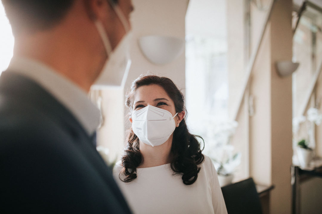 standesamtliche-trauung-roemer-frankfurt Braut mit FFP2 Maske im Römer Frankfurt