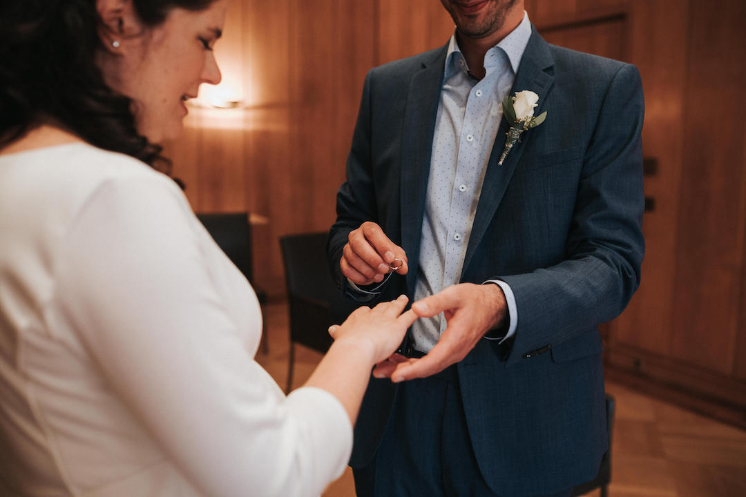 Bräutigam steckt Braut den Ring an den Finger im Römer Frankfurt