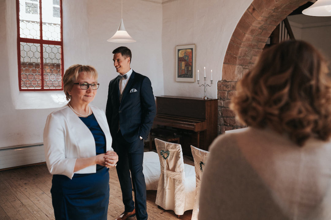 Hochzeit-Alte-Kirche-Niederweimar Bräutigam in der Alten Kirche Niederweimar