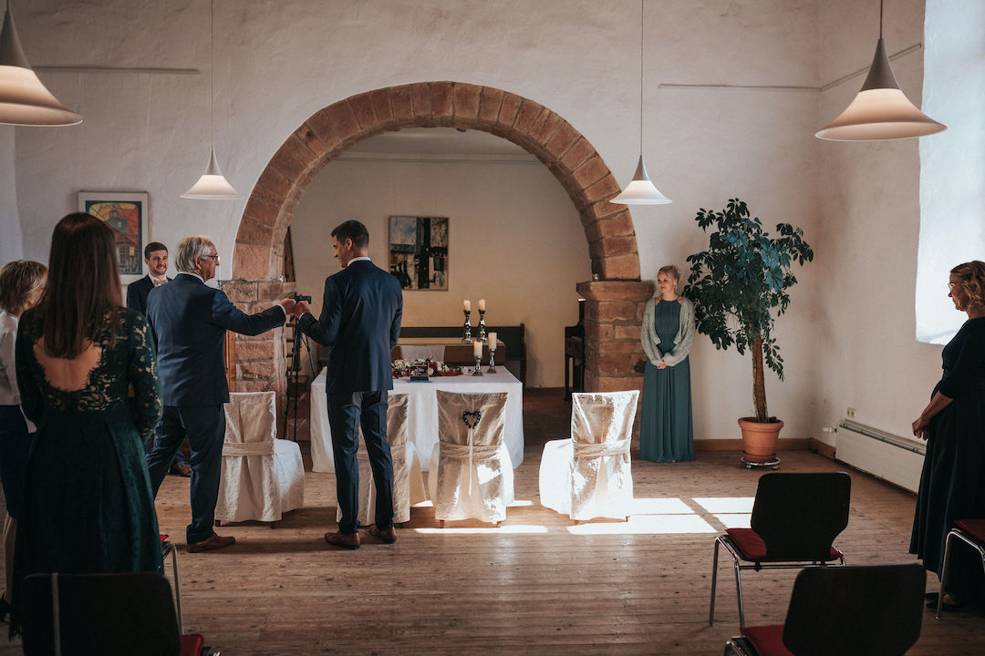 Hochzeit-Alte-Kirche-Niederweimar Bräutigam Fist Bump mit Vater