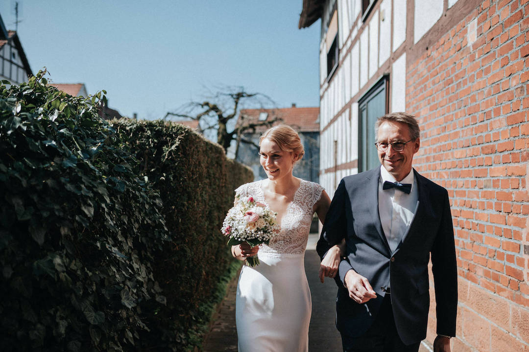 Hochzeit-Alte-Kirche-Niederweimar Braut mit Vater vor der Trauung in Niederweimar