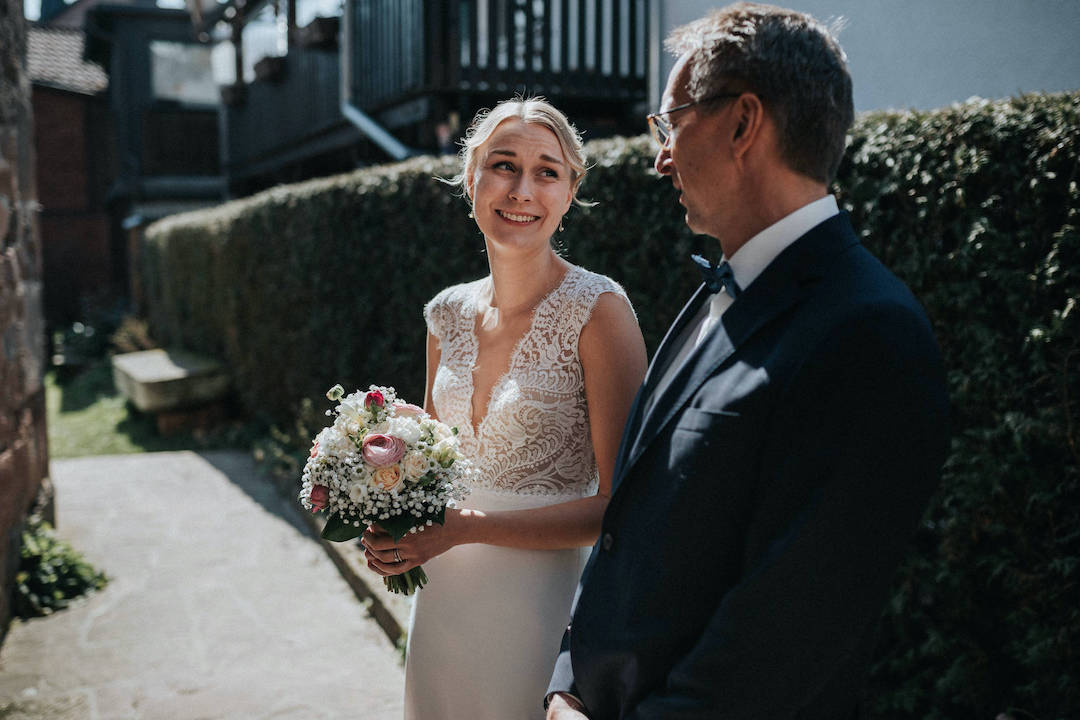 Hochzeit-Alte-Kirche-Niederweimar Braut vor der Hochzeit in der Alten Kirche Niederweimar