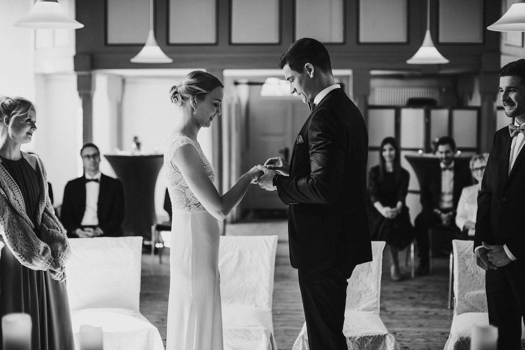 Hochzeit-Alte-Kirche-Niederweimar Bräutigam steckt Braut den Ehering an