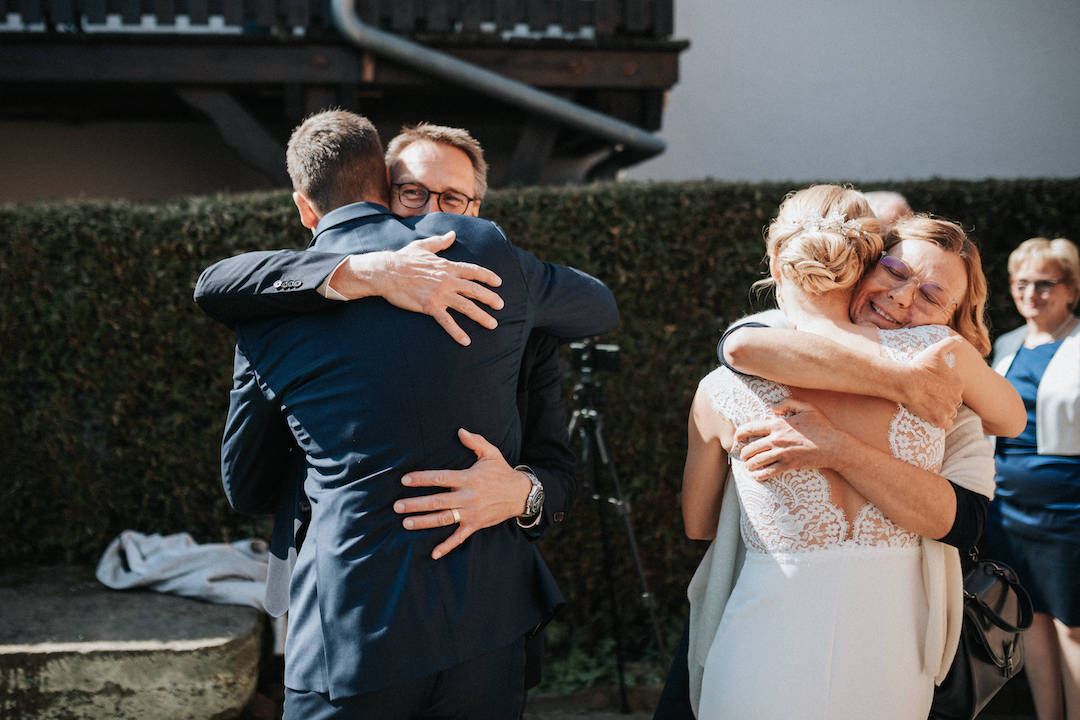 Hochzeit-Alte-Kirche-Niederweimar Eltern gratulieren Brautpaar im Garten der Alten Kirche Niederweimar