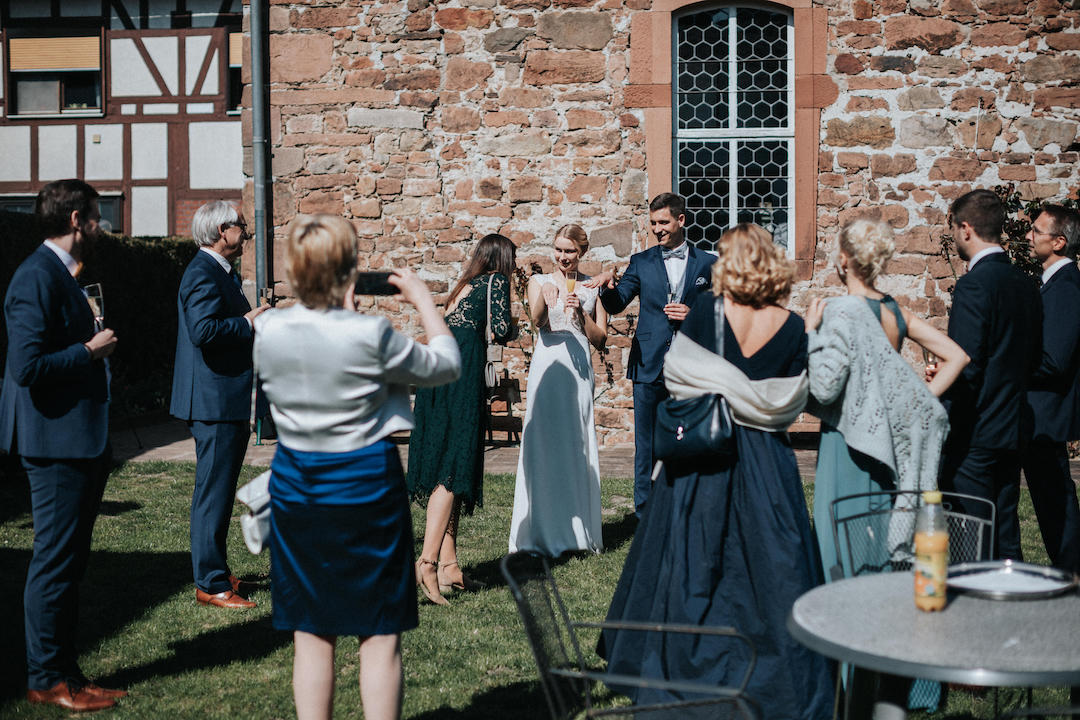 Hochzeit-Alte-Kirche-Niederweimar Brautpaar zeigt ihre Ringe