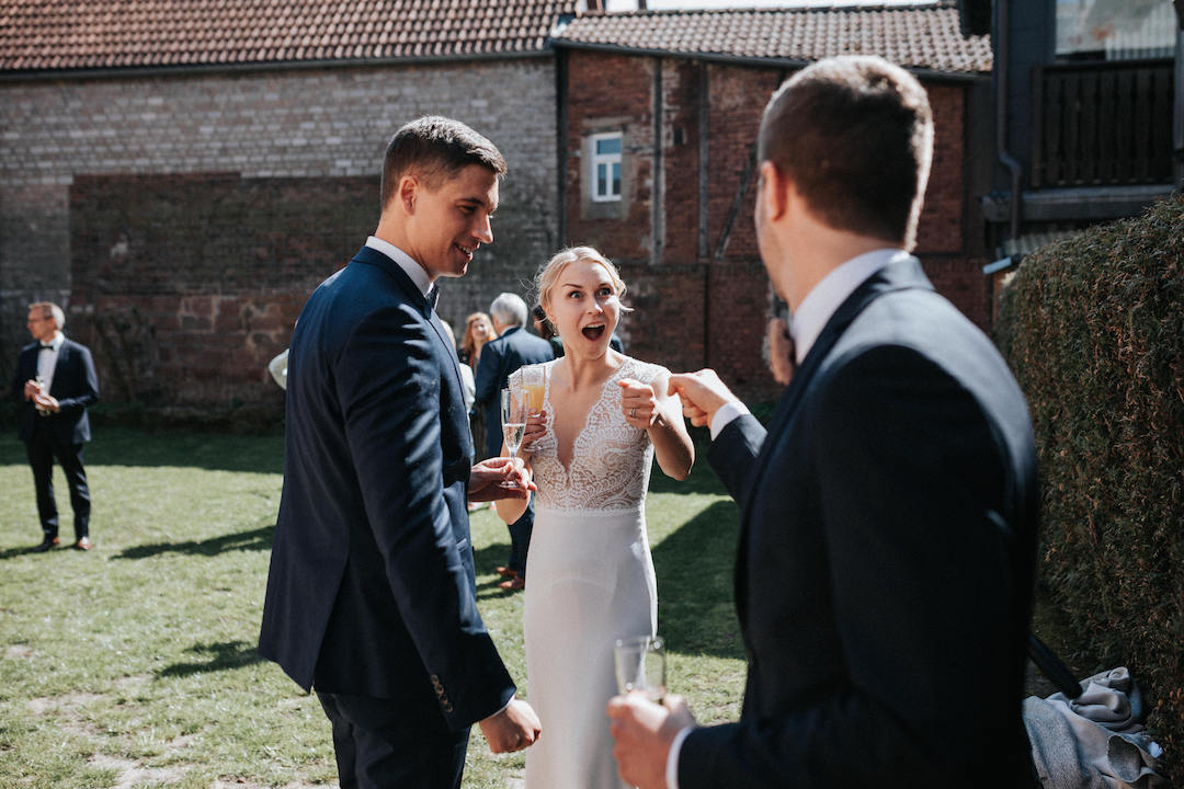 Hochzeit-Alte-Kirche-Niederweimar Braut freut sich beim Empfang im Garten der Alten Kirche Niederweimar