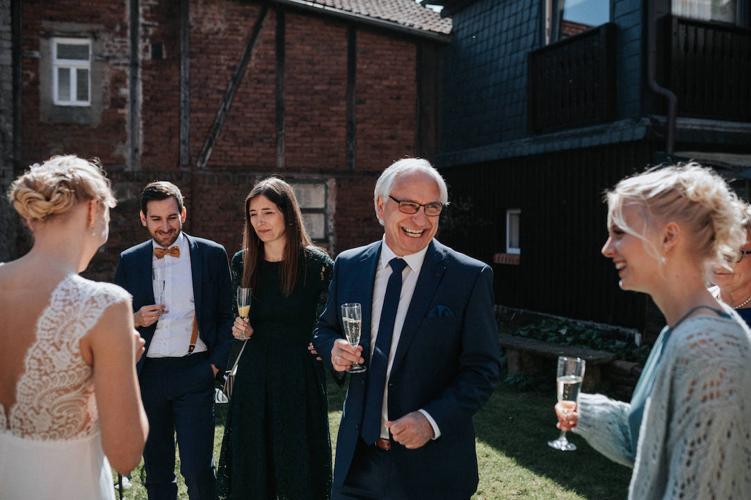 Hochzeit-Alte-Kirche-Niederweimar Gäste bei der Gratulation im Garten der Alten Kirche Niederweimar