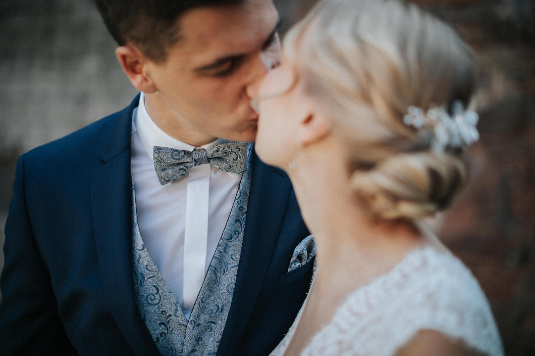 Hochzeit-Alte-Kirche-Niederweimar Bräutigam küsst die Braut