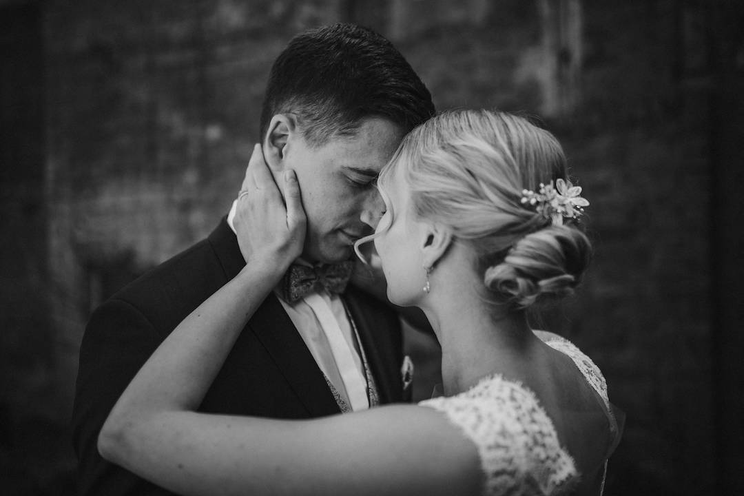 Hochzeit-Alte-Kirche-Niederweimar Portrait vom Brautpaar in Niederweimar