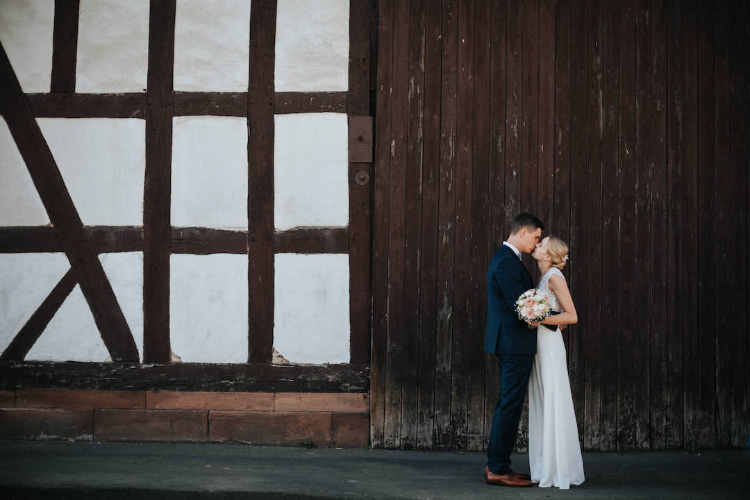 Hochzeit-Alte-Kirche-Niederweimar Brautpaar vor Scheunen Tor Niederweimar
