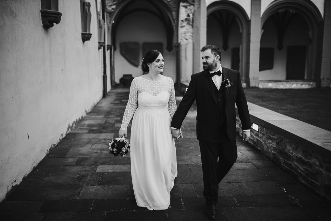 Brautpaar läuft durch den Innenhof des Kloster Eberbach