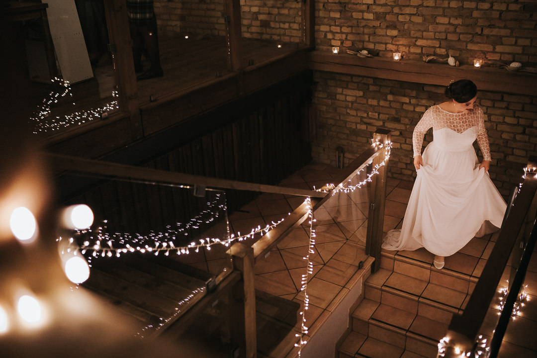 Hochzeit-Kloster-Eberbach Braut geht von der Empore herunter