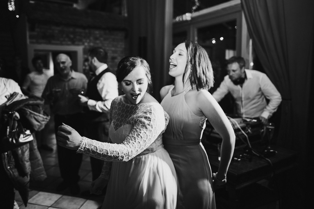 Hochzeit-Kloster-Eberbach Braut tanzt mit Freundin Hochzeitsparty