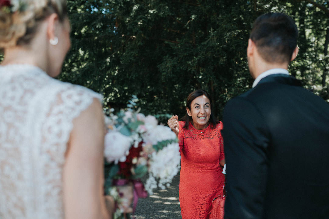 Gast der Hochzeit im roten Outfit
