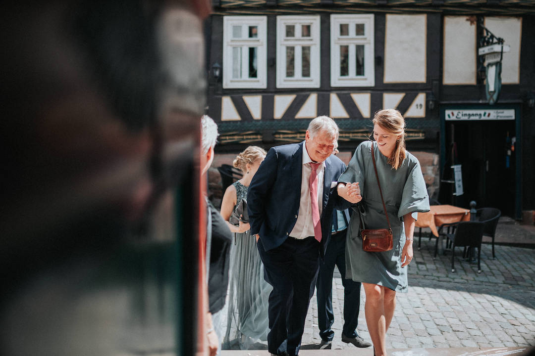 Hochzeit-Steinernes-Haus-Marburg Brautvater geht ins Steinerne Haus Marburg