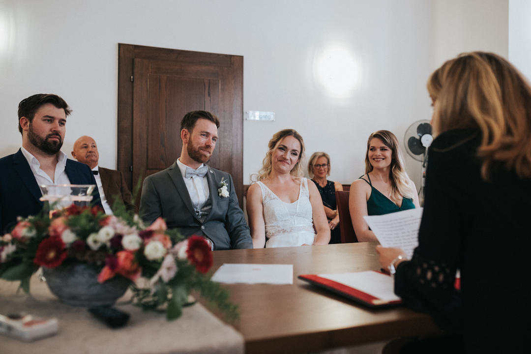 Hochzeit-Steinernes-Haus-Marburg Gerührtes Brautpaar bei der standesamtlichen Trauung