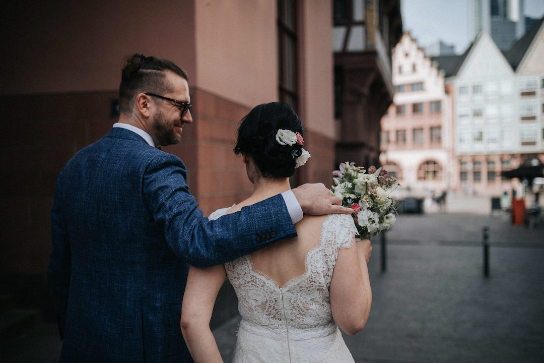Hochzeit-im-Roemer Brautpaar läuft zum Römer