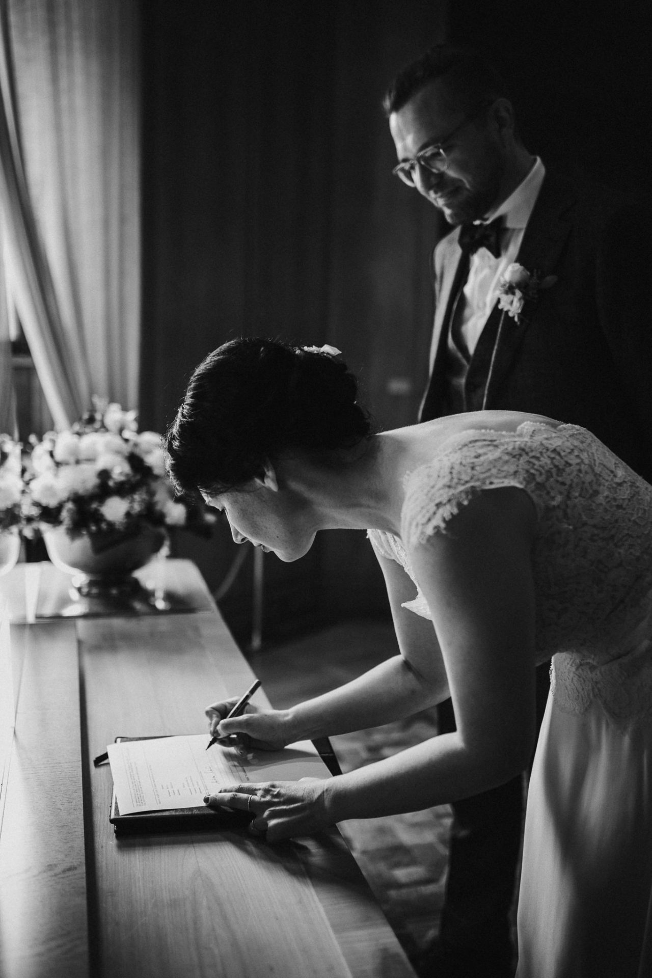 Hochzeit-im-Roemer Braut unterzeichnet die Eheschließung im Römer Frankfurt