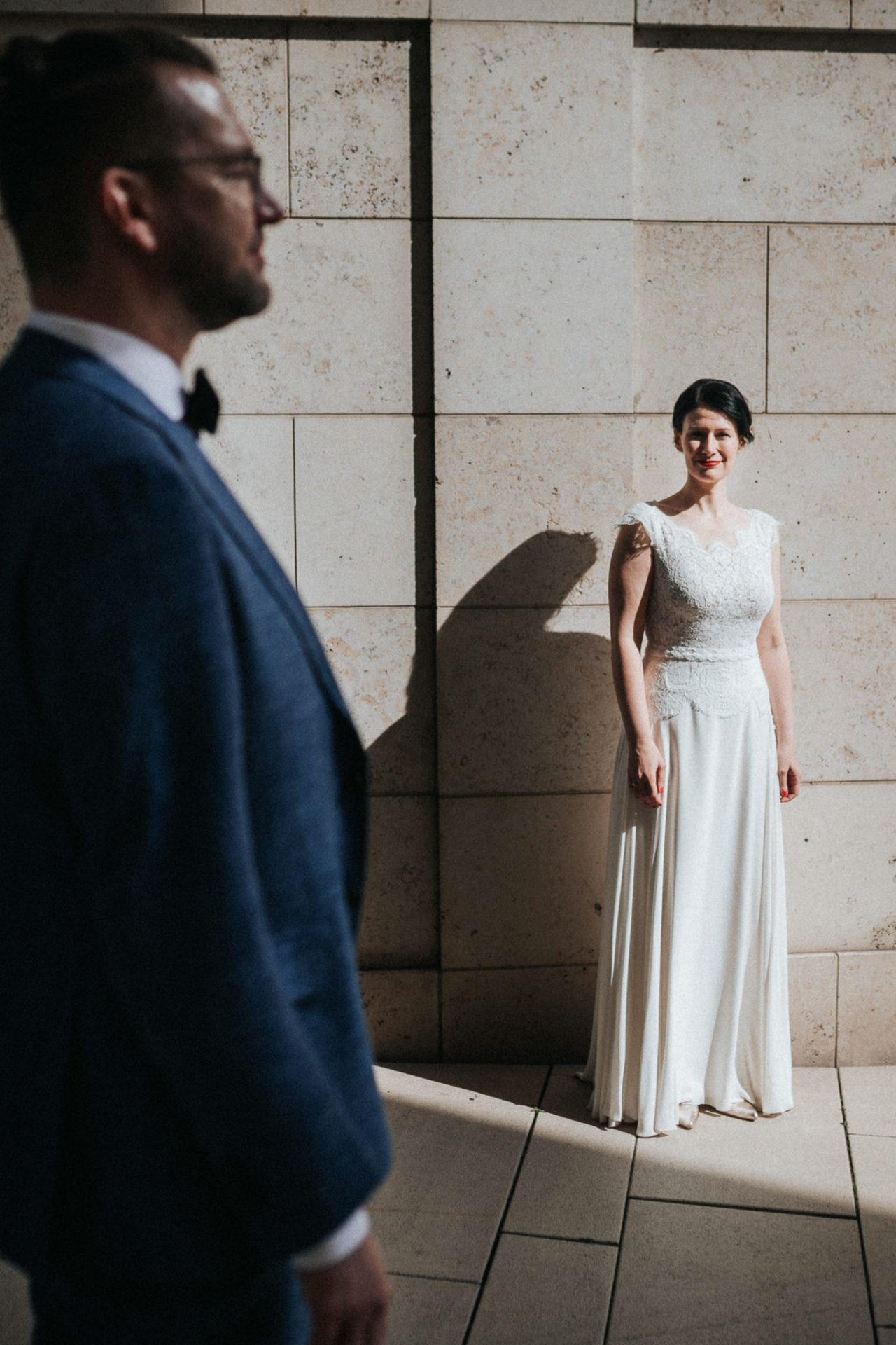 Hochzeit-im-Roemer Portrait der Braut mit Bräutigam im Profil