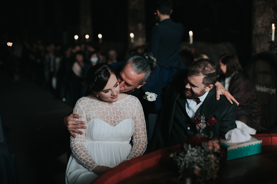 Hochzeit-Kloster-Eberbach Brautpaar und Brautvater Freie Trauung Kloster Eberbach