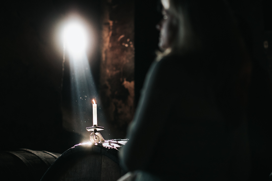 Hochzeit-Kloster-Eberbach Licht fällt auf eine Kerze im Kloster Eberbach