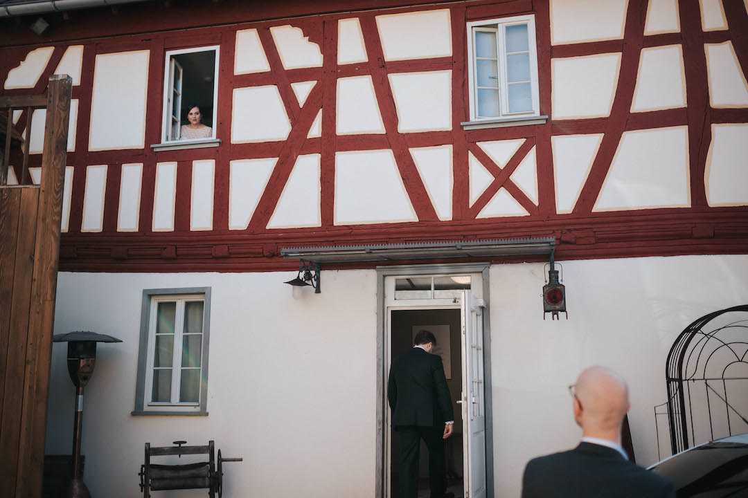 Braut am Fenster der Kleinen Residenz am Schloss Hochheim