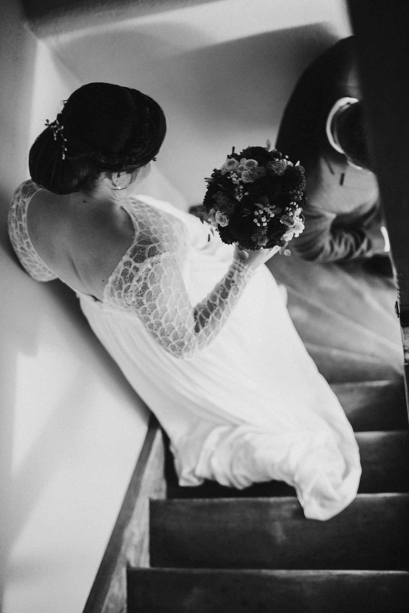 Braut geht die Treppe herunter