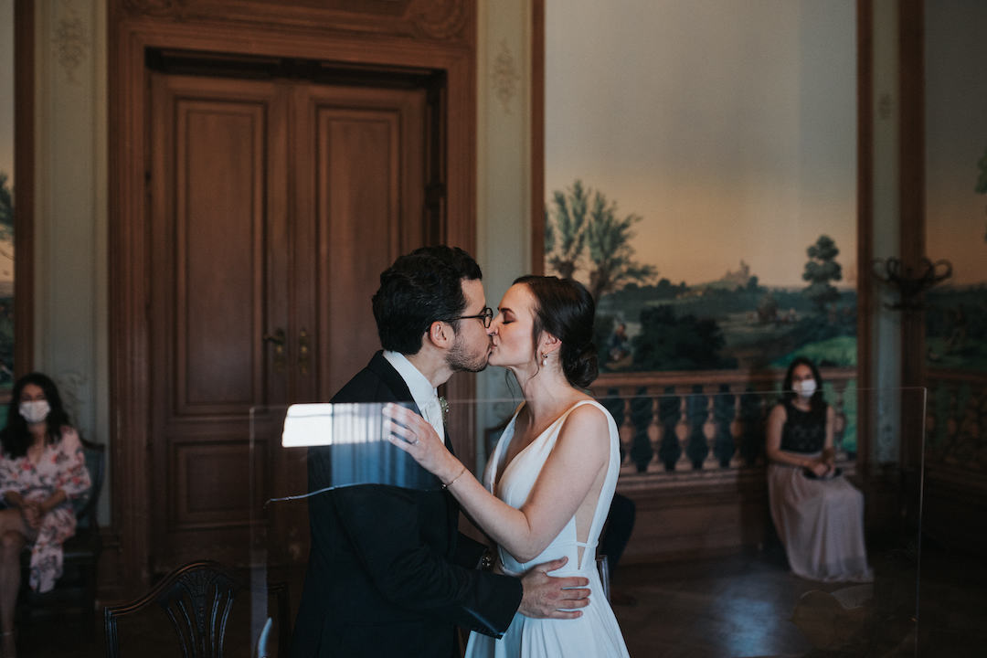 Braut und Bräutigam küssen sich