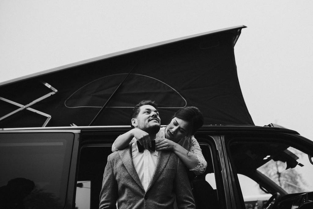 Getting-Ready-Hochzeit.jpg Getting Ready von Braut und Bräutigam im Camper