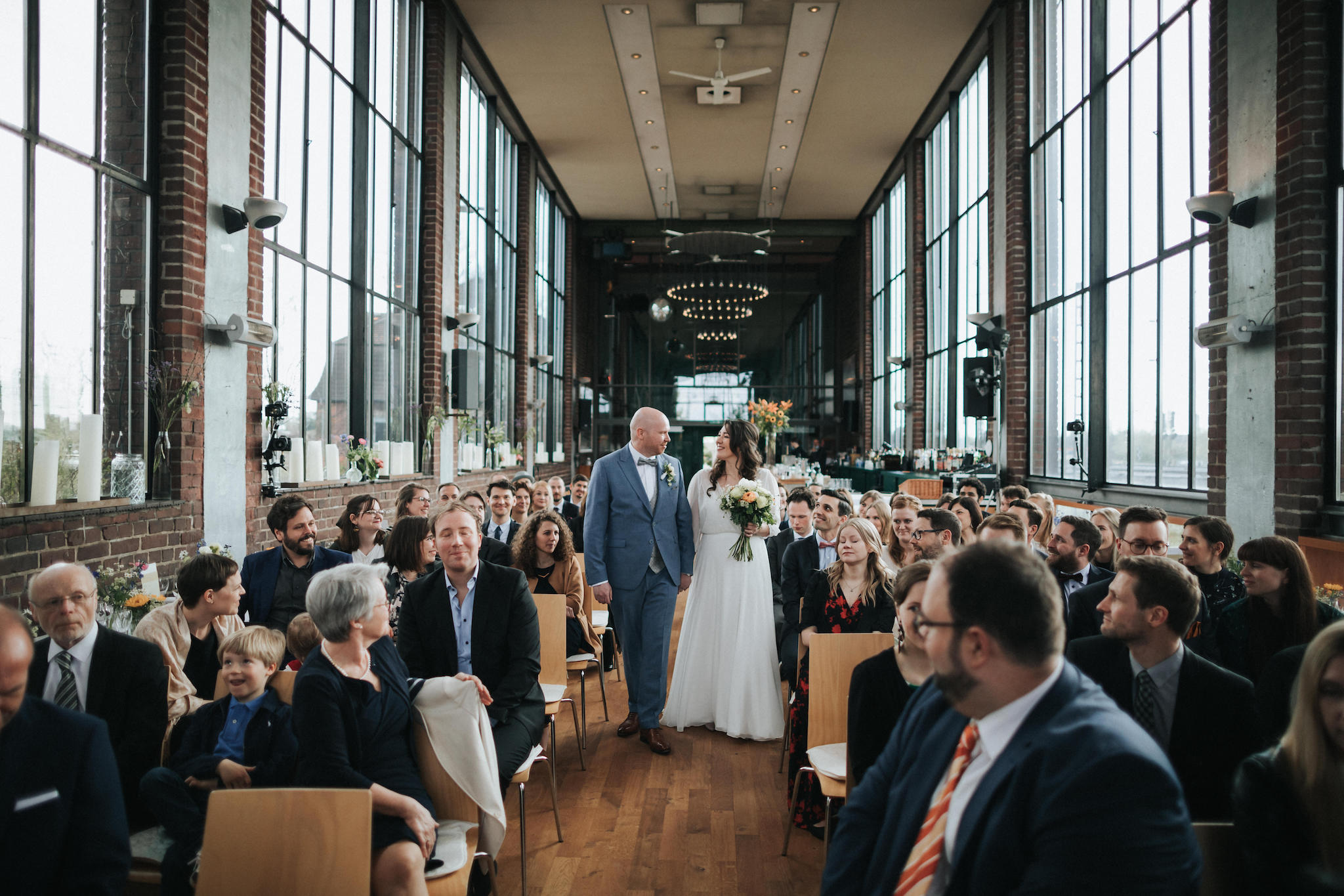 Hochzeit-Weststadtbar-Darmstadt.jpg Brautpaar in der Weststadtbar Darmstadt laufen zur freien Trauung ein