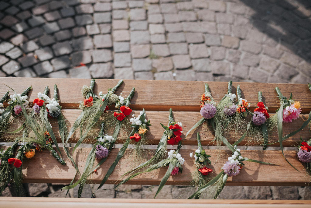 Hochzeit-auf-der-Backschaft-in-Frankfurt-Details Ansteckblumen für Hochzeitsgäste