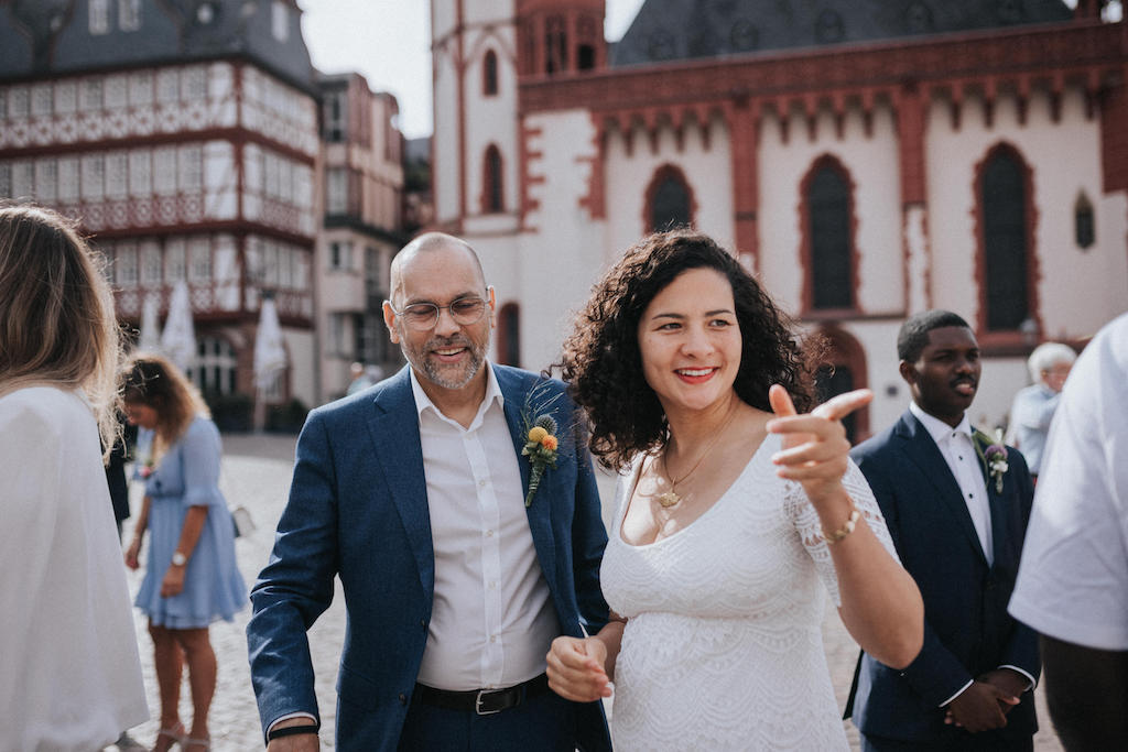 Hochzeit-auf-der-Backschaft-in-Frankfurt-Personen Braut und Bräutigam