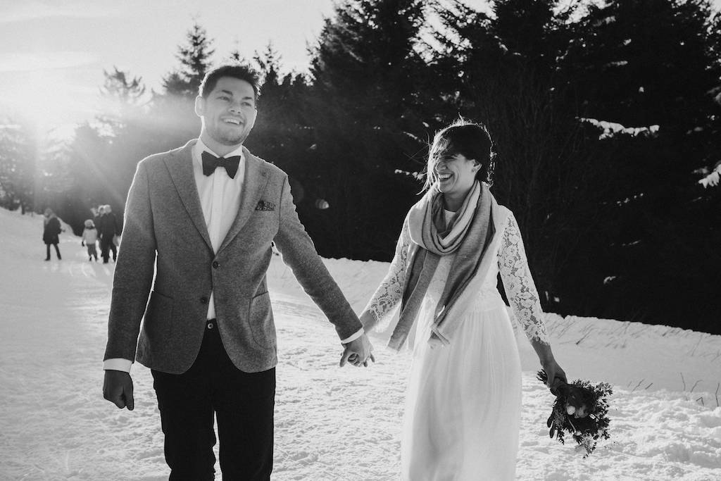 Brautpaar geht Hand in Hand durch den Schnee auf dem Feldberg