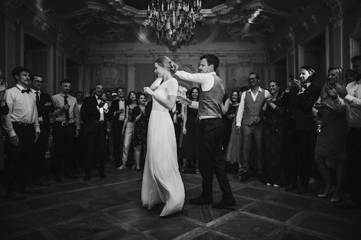 Hochzeitsfotograf-Frankfurt-Erster-Tanz.jpg Das Brautpaar tanzt den ersten Tanz.
