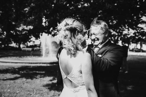 Hochzeitsfotograf-Frankfurt-First-Look.jpg Der Vater sieht seine Tochter das erste Mal im Brautkleid und lacht herzlich.