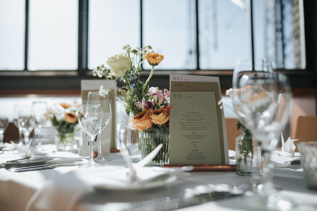 Hochzeit-Weststadtbar-Darmstadt.jpg Tischdekoration der Hochzeit in der Weststadtbar Darmstadt