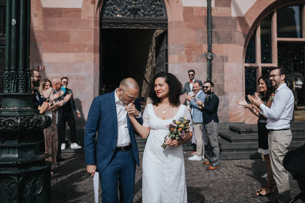 Hochzeit-auf-der-Backschaft-in-Frankfurt-Personen Brautpaar auf dem Römer in Frankfurt