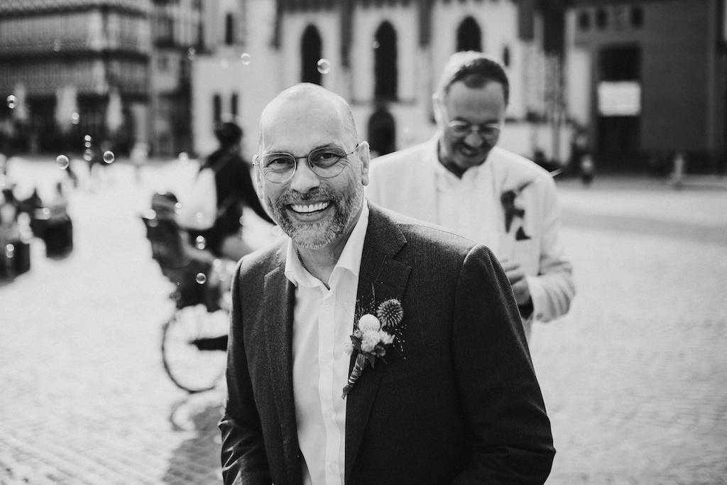 Hochzeit-auf-der-Backschaft-in-Frankfurt-Personen Porträt des Bräutigams in schwarz weiß