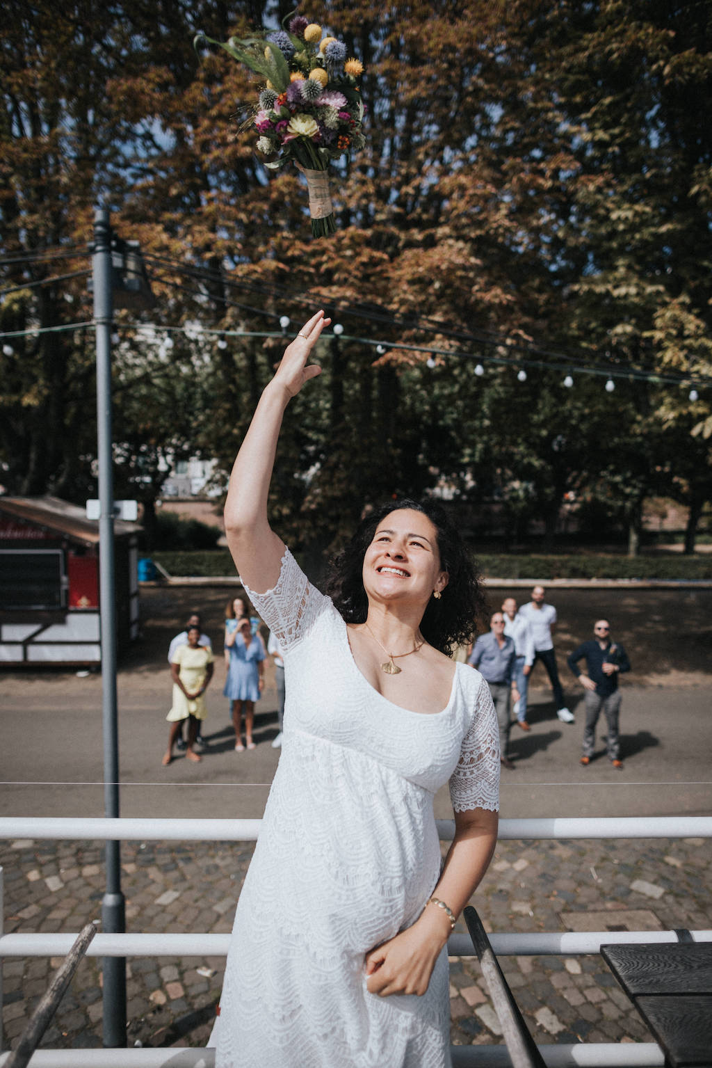 Hochzeit-auf-der-Backschaft-in-Frankfurt Braut wirft ihren Brautstrauß von der Reling