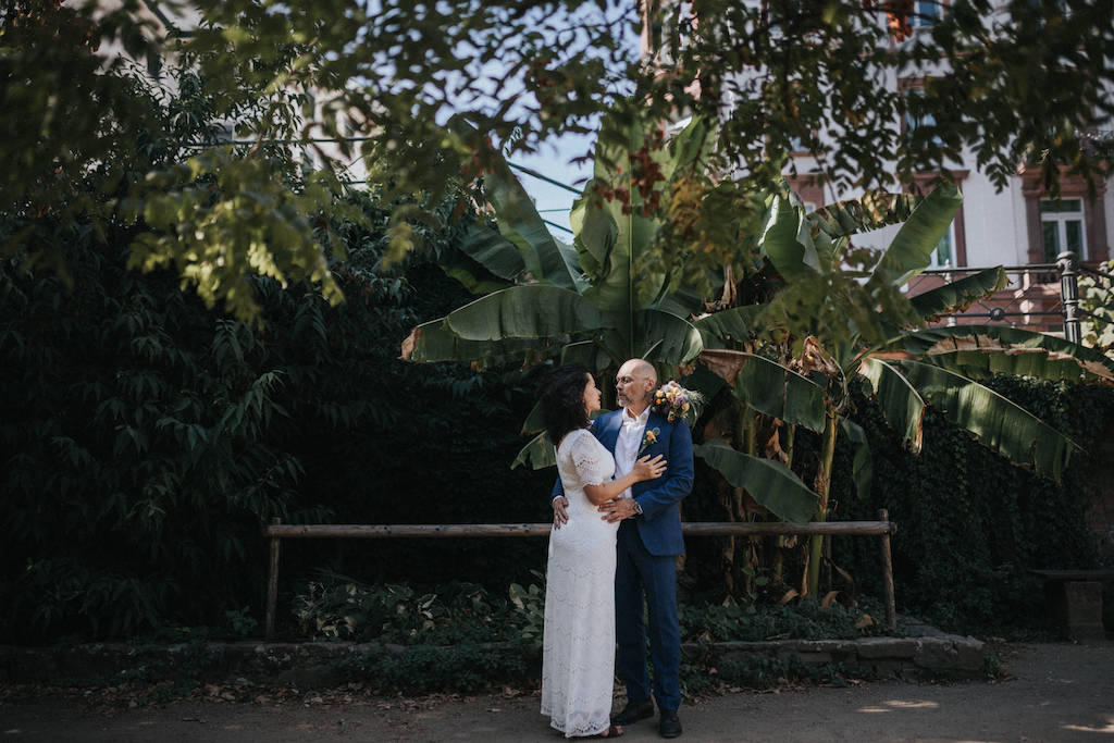 Hochzeit-auf-der-Backschaft-in-Frankfurt-Brautpaarbilder Brautpaar vor Bananenpalme bei Main Nizza Frankfurt