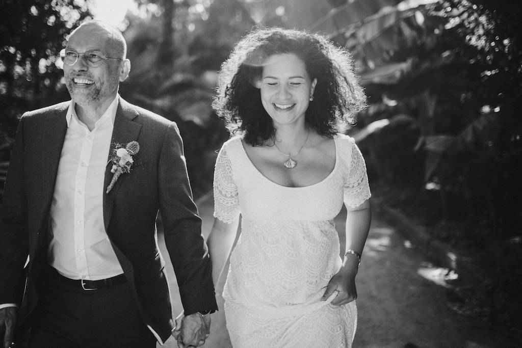 Hochzeit-auf-der-Backschaft-in-Frankfurt-Brautpaarbilder Brautpaar in schwarz weiß