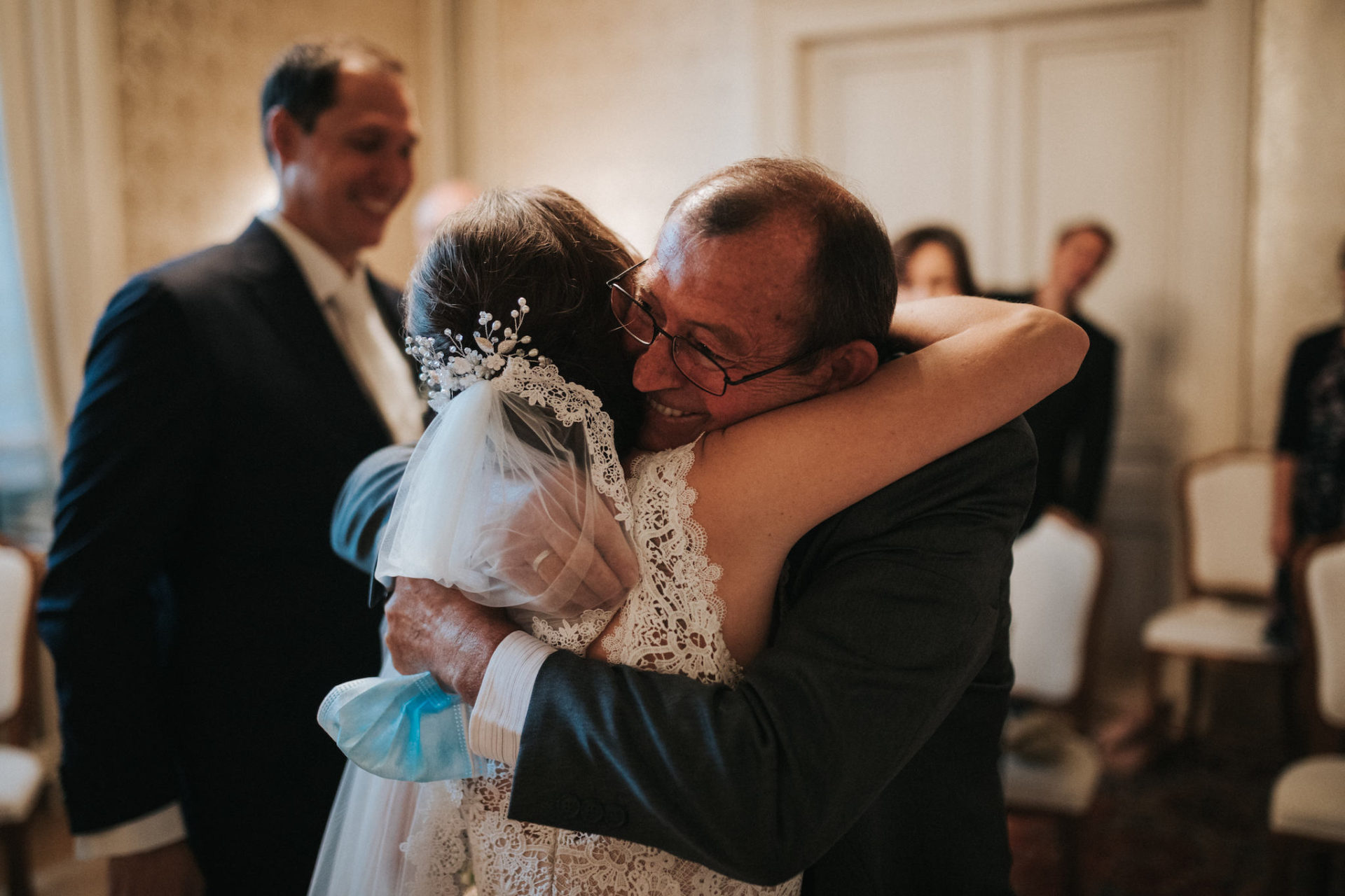 Brautvater umarmt seine Tochter