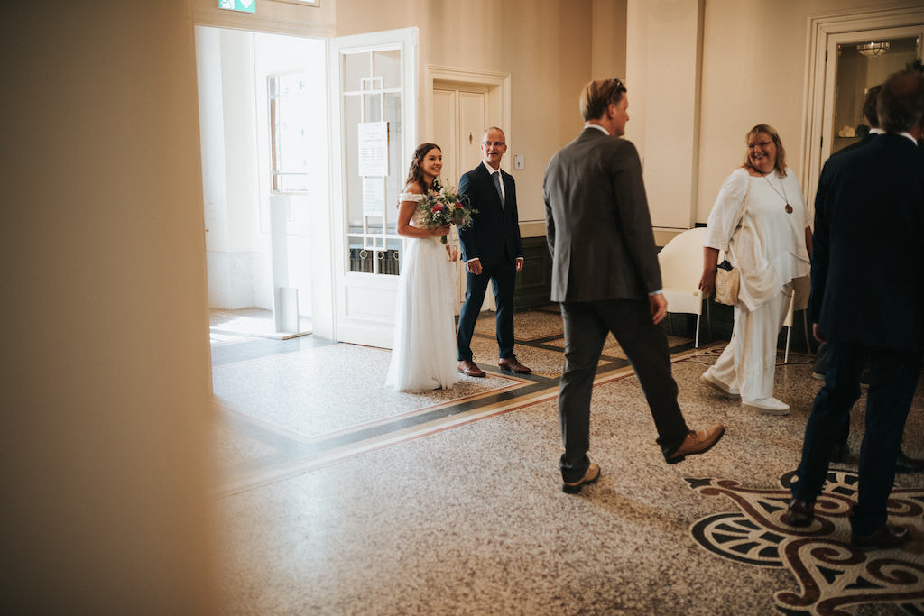 Standesamt-Giessen-Villa-Leutert.jpg Braut mit ihrem Vater in der Villa Leutert.
