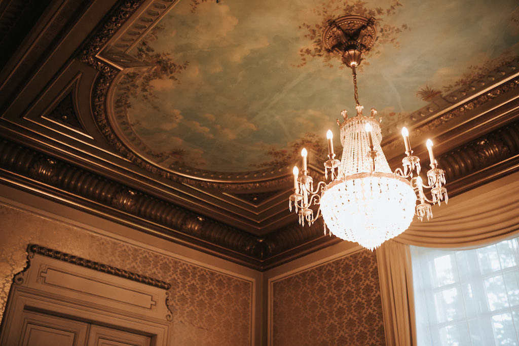 Standesamt-Giessen-Villa-Leutert.jpg Kronleuchter im Zimmer des Standesamtes in der Villa Leutert in Gießen