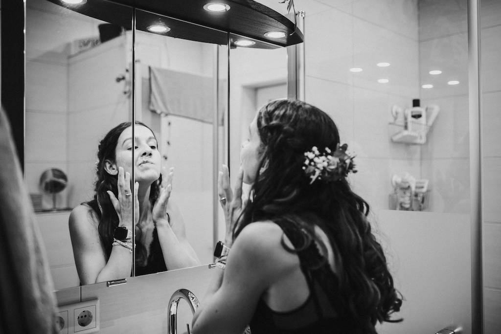 Braut-Getting-Ready.jpg Braut vor dem Spiegel mit Make-Up