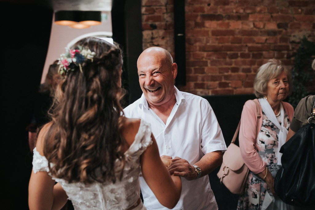 Hochzeit-im-Who-Killed-The-Pig-Gießen.jpg Gast gratuliert der Braut zur Hochzeit.