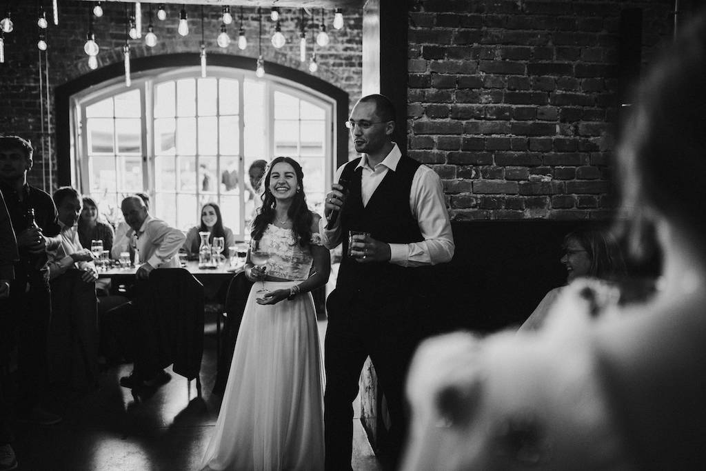 Hochzeit-im-Who-Killed-The-Pig-Gießen.jpg Brautpaar hält eine Rede zu ihrer Hochzeit.