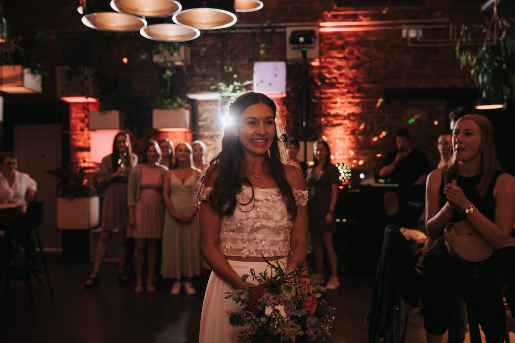 Hochzeit-im-Who-Killed-The-Pig-Gießen.jpg Braut vor dem Brautstraußwurf