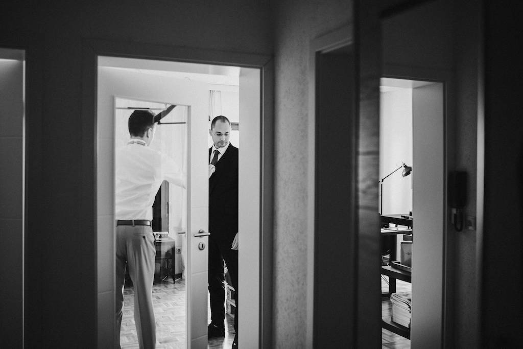 Getting-Ready-Braeutigam-Hochzeit-Giessen.jpg Bräutigam in Hochzeitskleidung erwartet die Braut