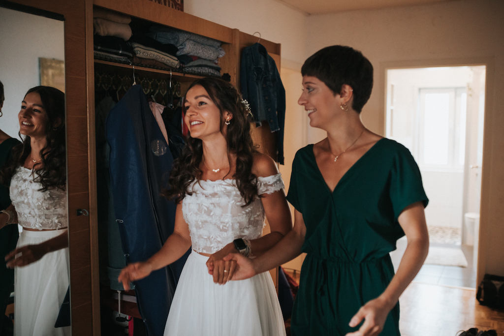 Getting-Ready-Hochzeit.jpg Braut mit Trauzeugin in ihrem Hochzeitskleid